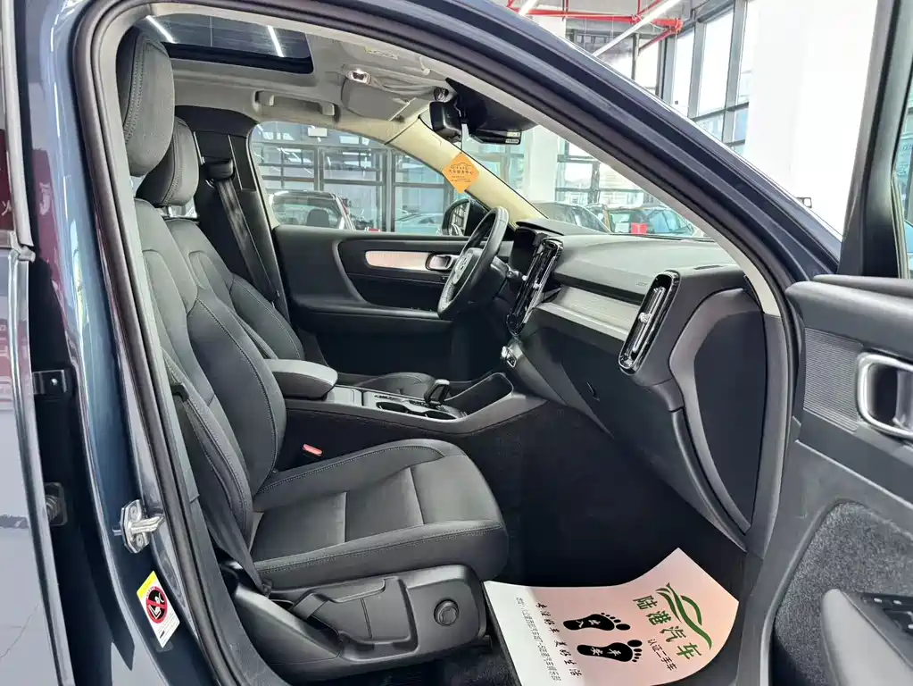 Volvo XC40 — фото 10