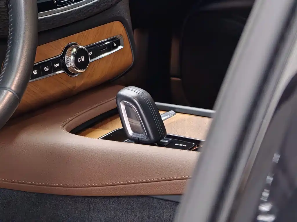 Volvo XC90 — фото 11