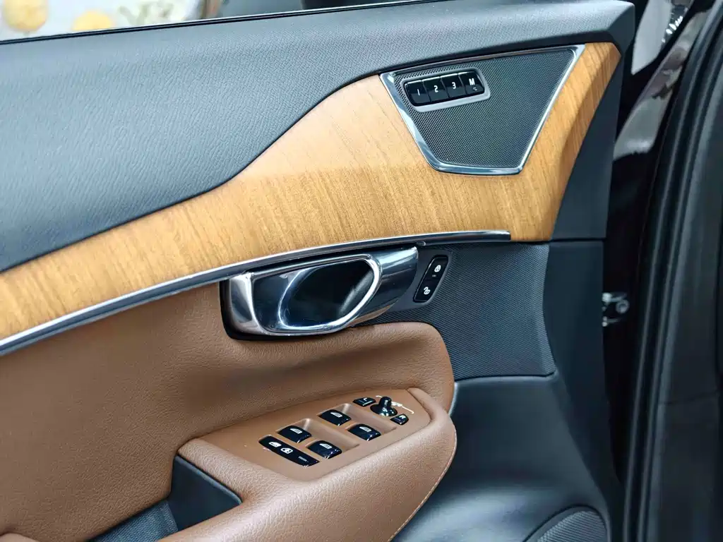 Volvo XC90 — фото 12