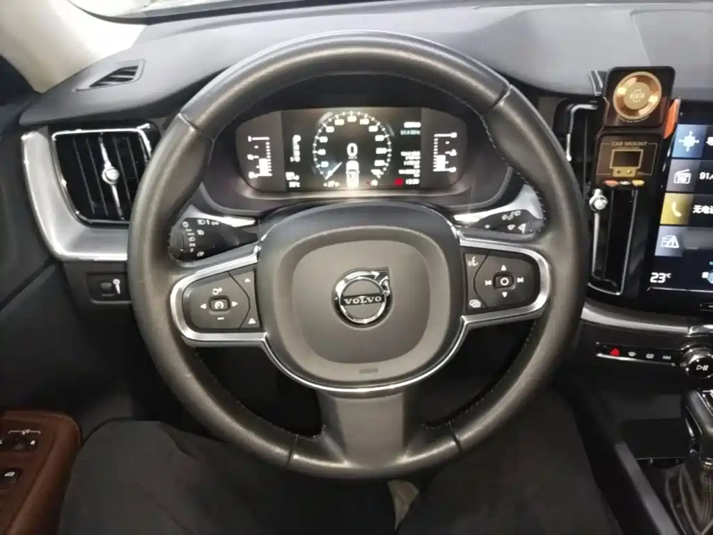 Volvo XC60 — фото 11