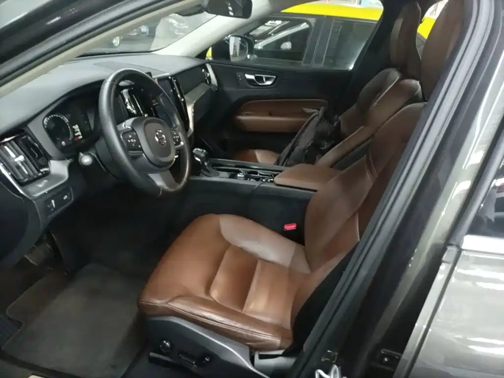 Volvo XC60 — фото 15