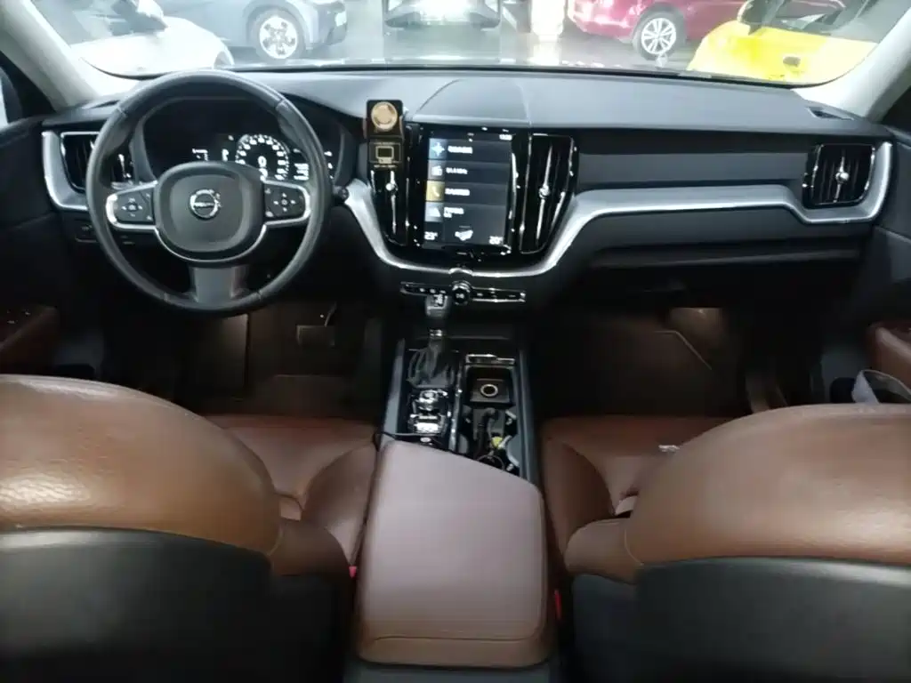 Volvo XC60 — фото 10
