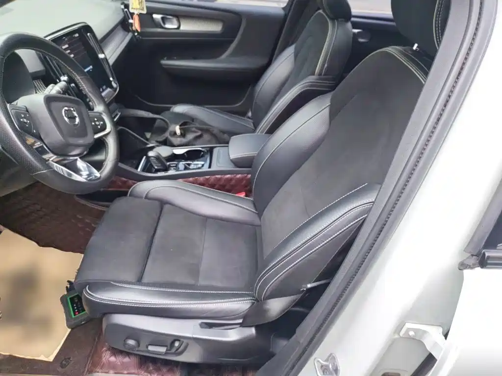 Volvo XC40 — фото 11