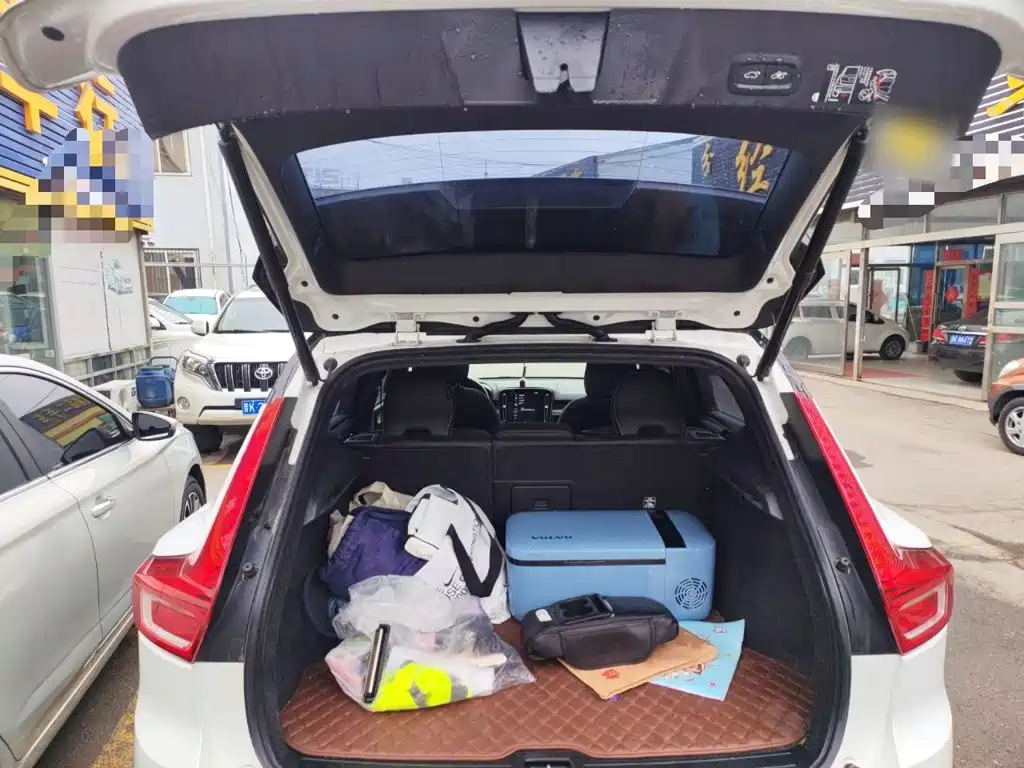 Volvo XC40 — фото 15