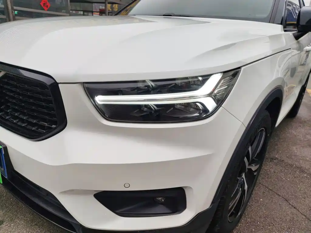 Volvo XC40 — фото 18