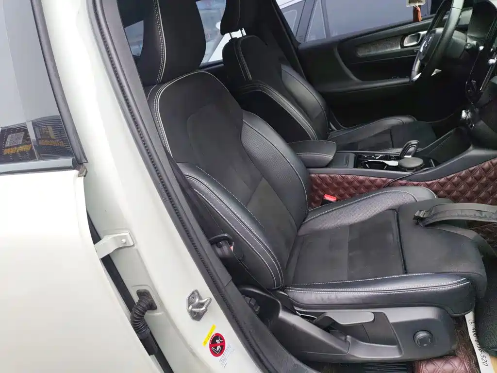 Volvo XC40 — фото 20