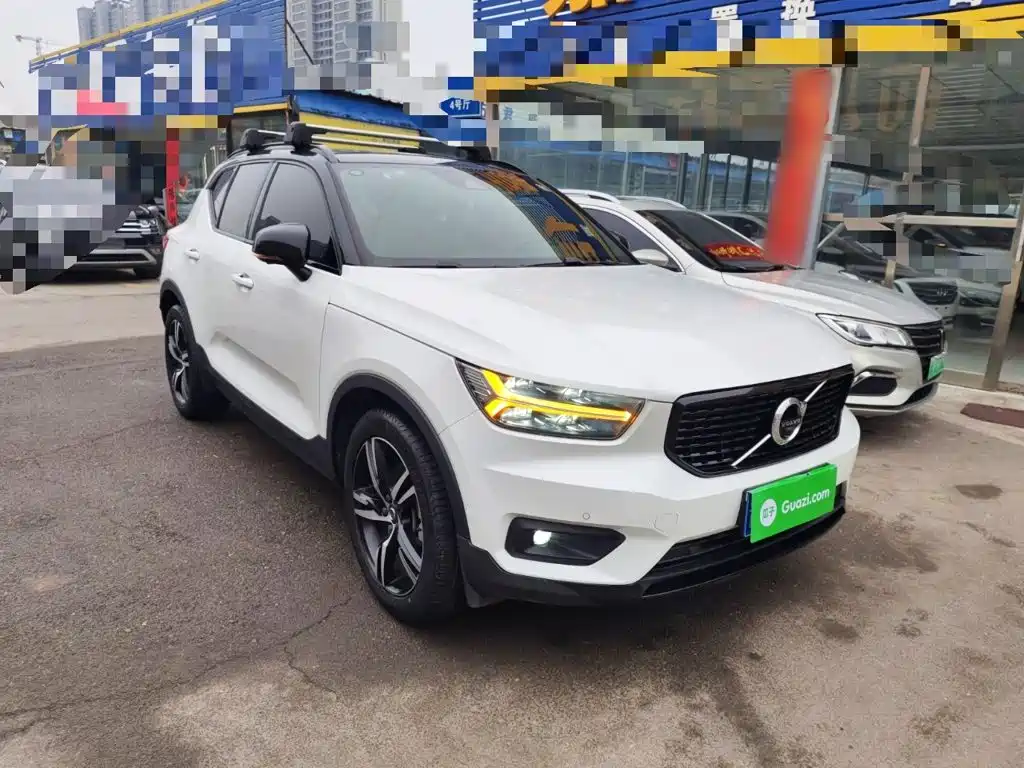 Volvo XC40 — фото 22