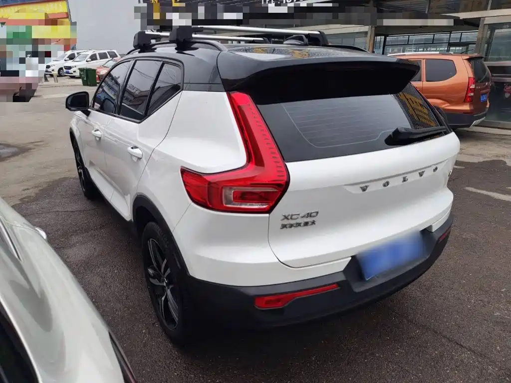 Volvo XC40 — фото 23