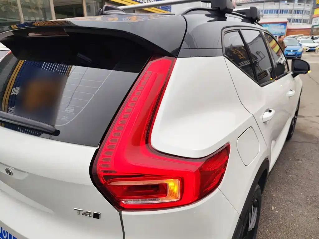 Volvo XC40 — фото 24