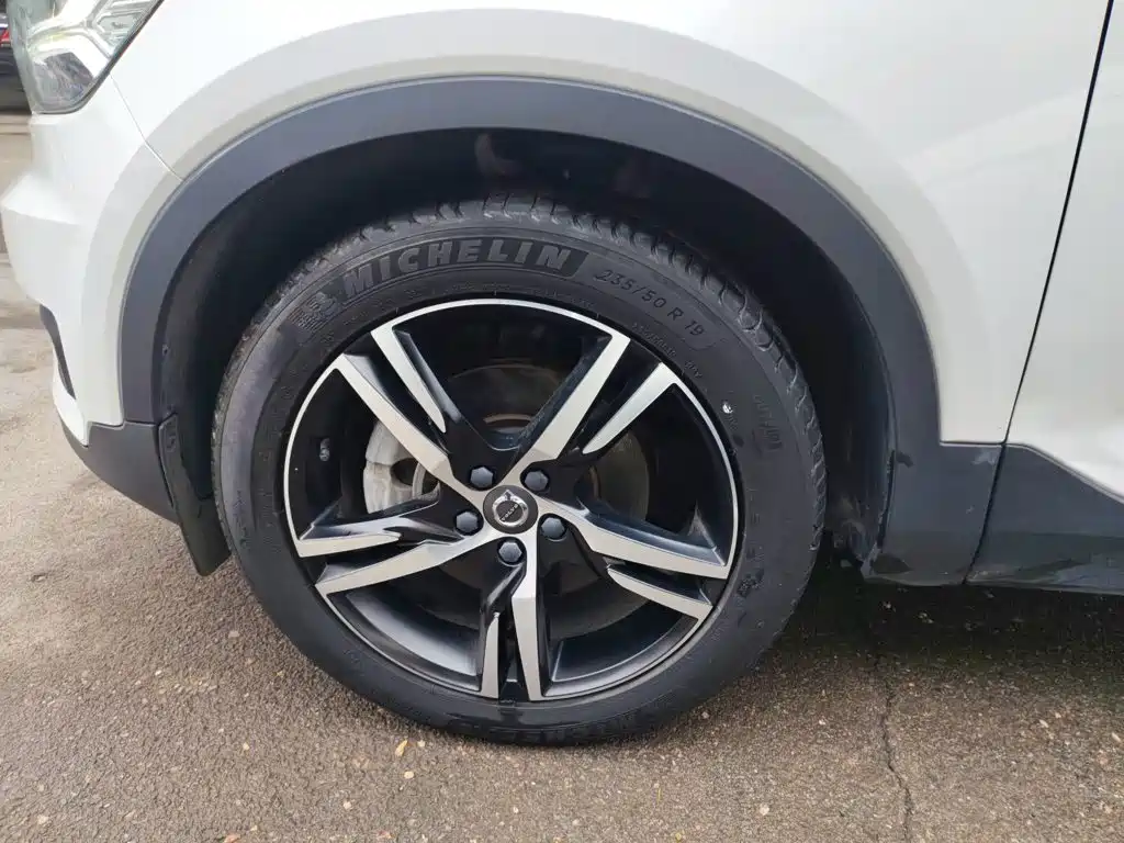 Volvo XC40 — фото 25
