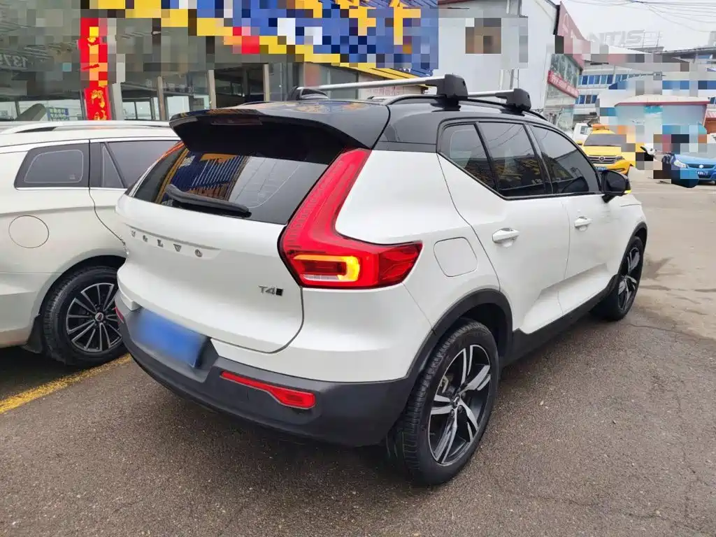 Volvo XC40 — фото 5
