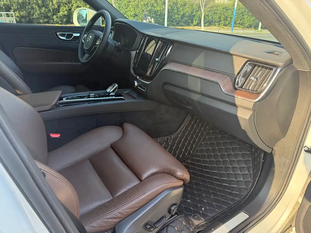 Volvo XC60 — фото 11