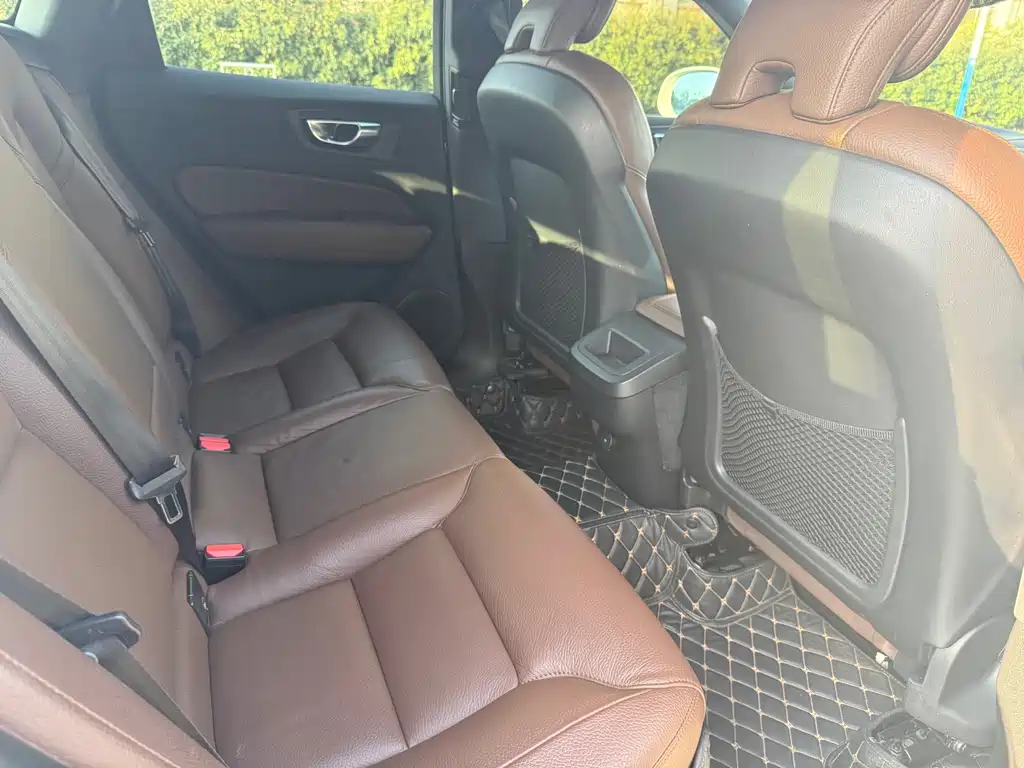 Volvo XC60 — фото 10