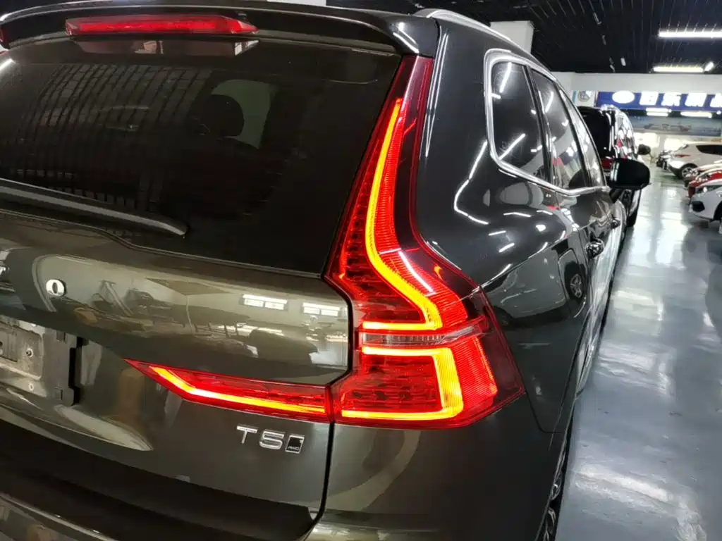 Volvo XC60 — фото 8