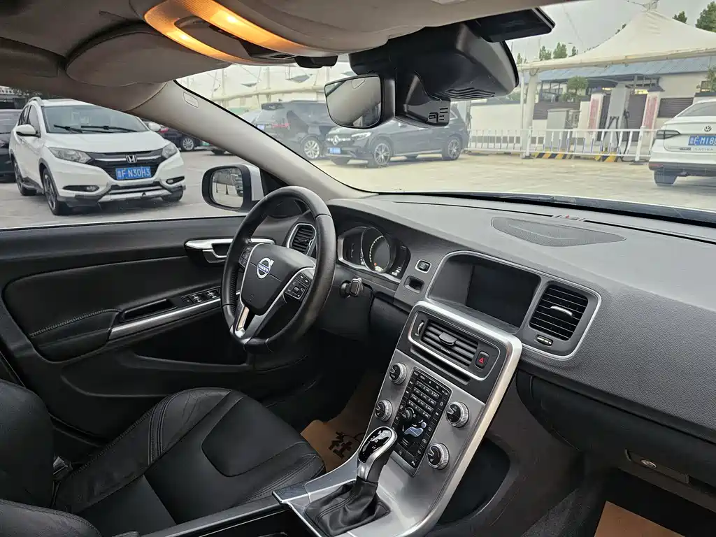 Volvo S60 — фото 11