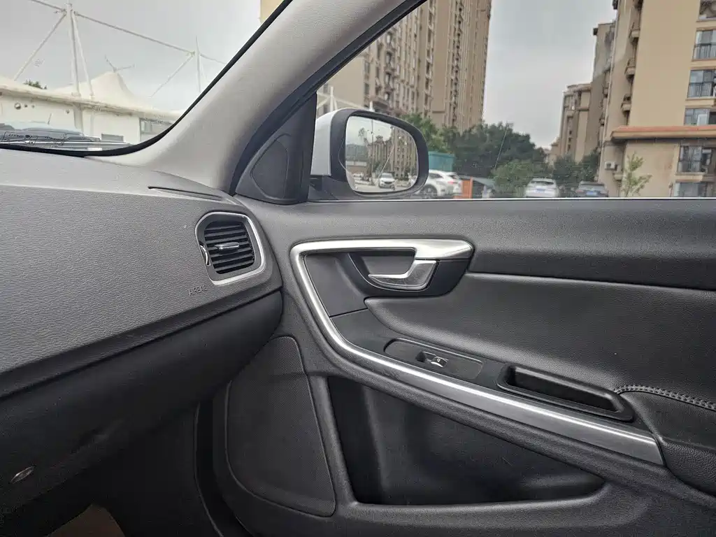 Volvo S60 — фото 15