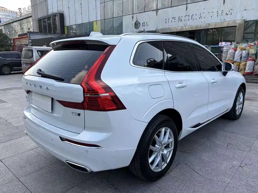 Volvo XC60 — фото 7