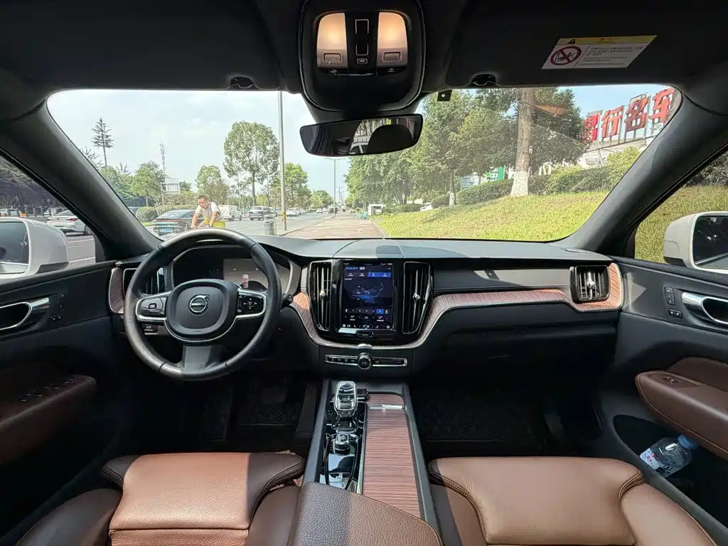 Volvo XC60 — фото 13
