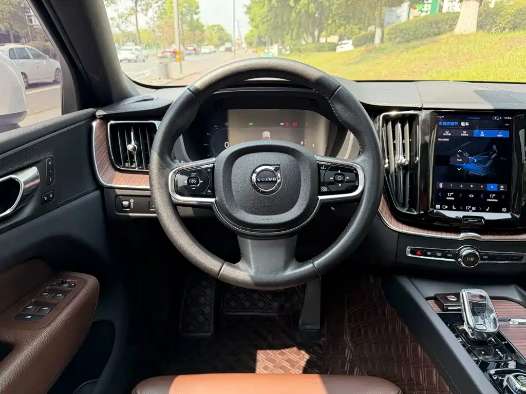 Volvo XC60 — фото 14