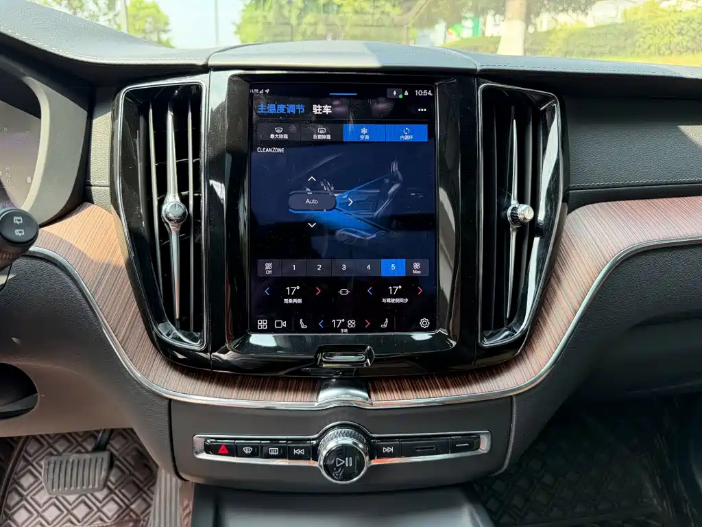 Volvo XC60 — фото 10