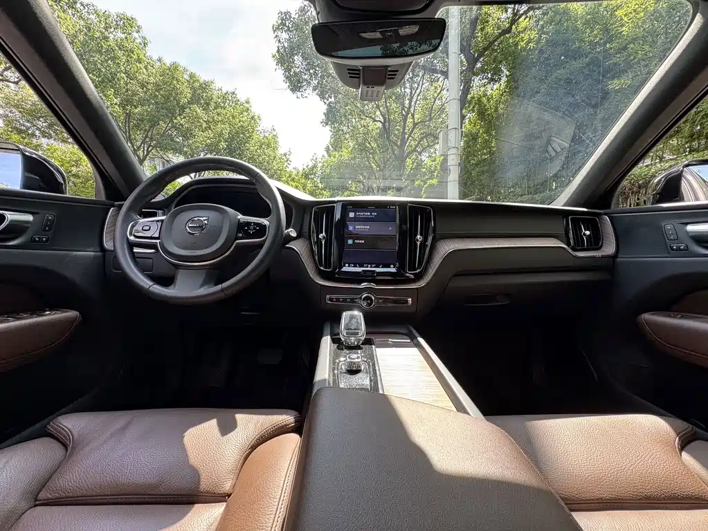 Volvo XC60 — фото 13