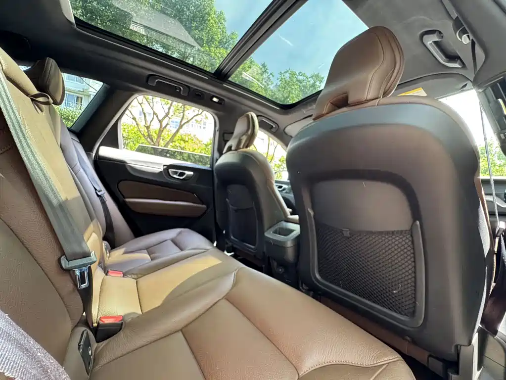 Volvo XC60 — фото 14