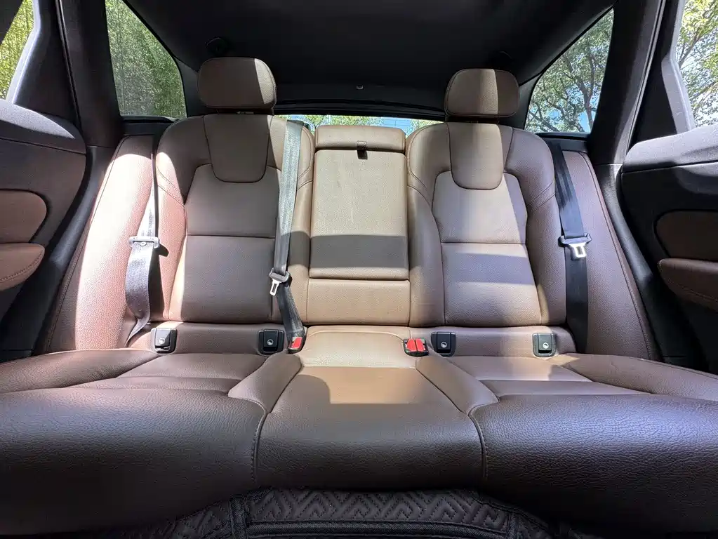 Volvo XC60 — фото 17