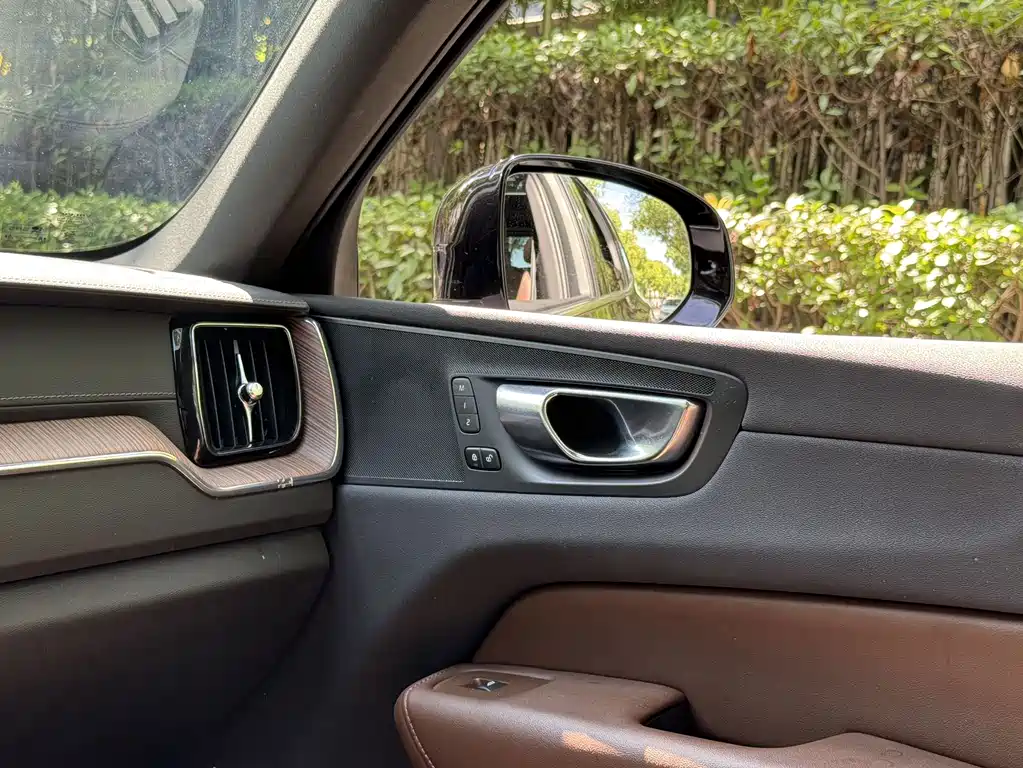 Volvo XC60 — фото 10