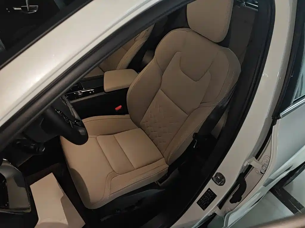 Volvo XC60 — фото 11