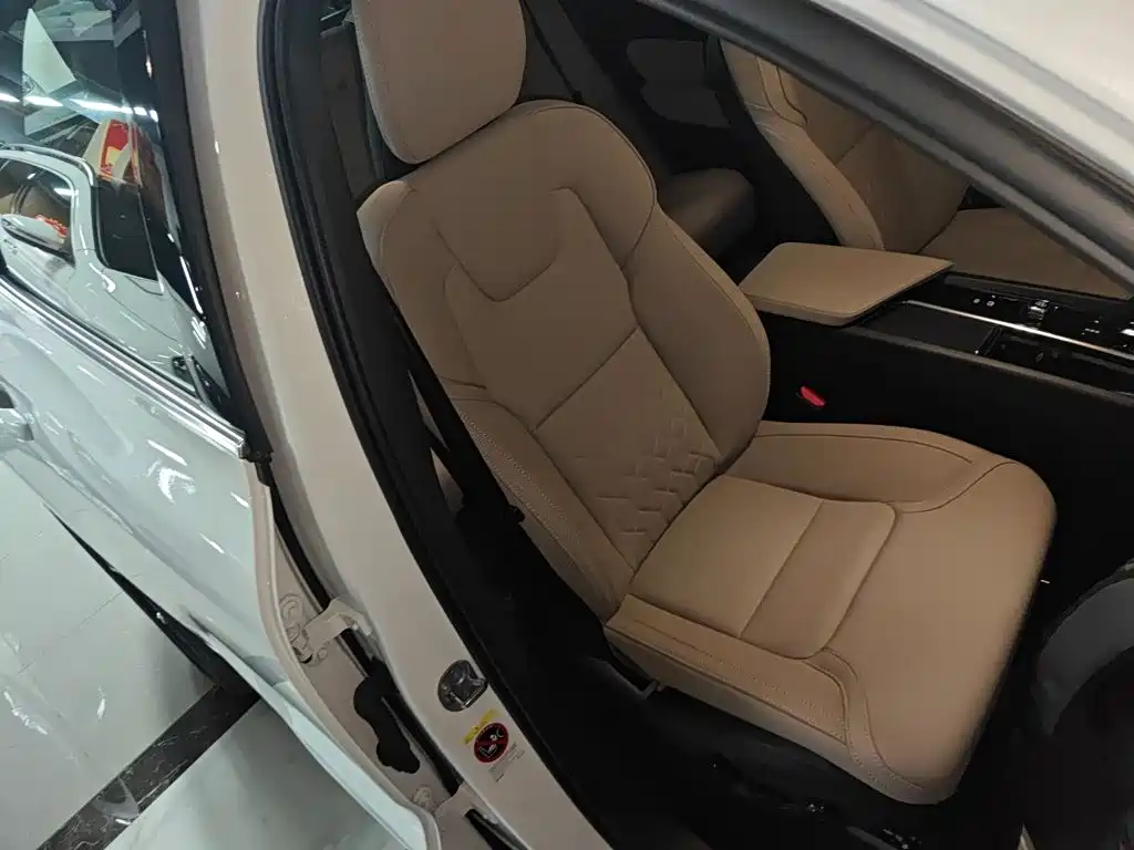 Volvo XC60 — фото 20