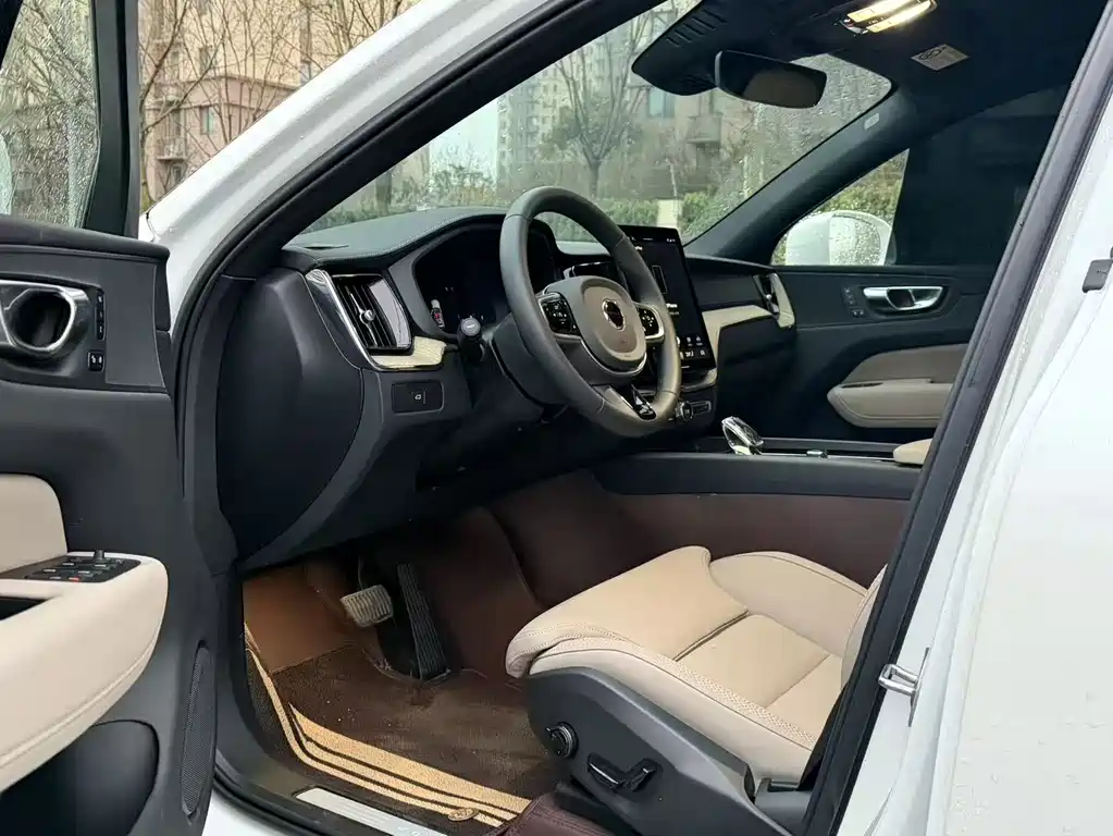 Volvo XC60 — фото 9