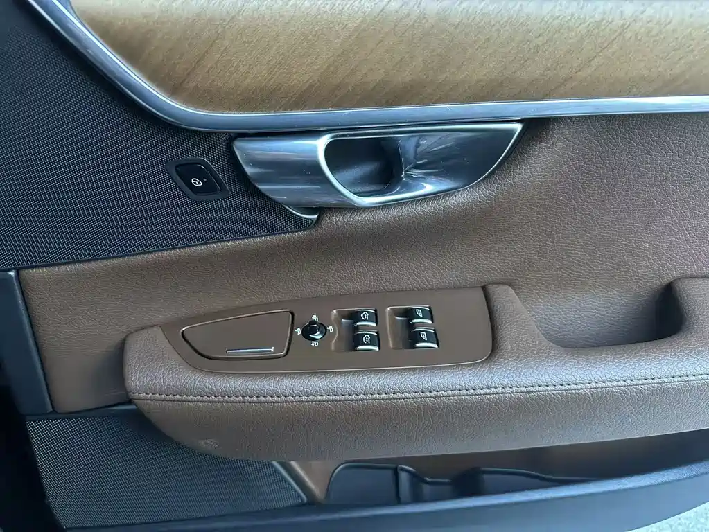 Volvo S90 — фото 17