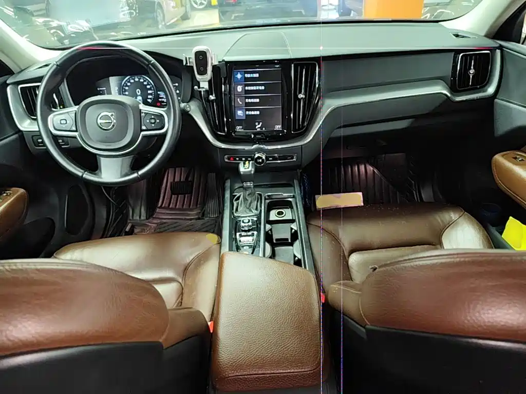Volvo XC60 — фото 10