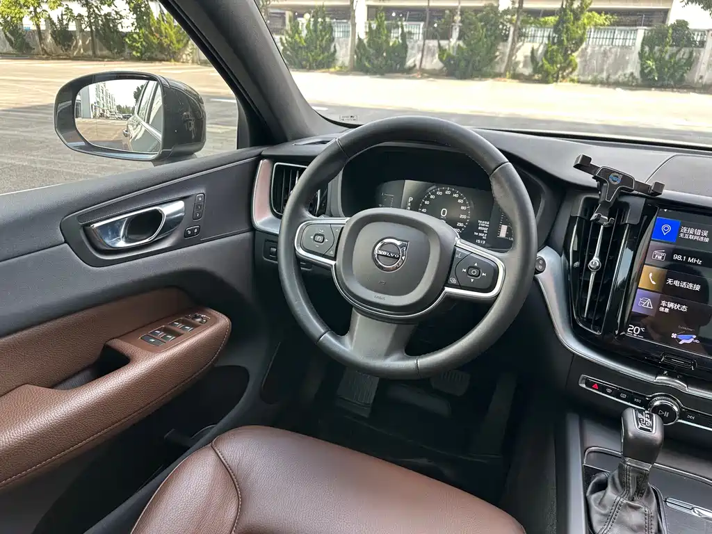 Volvo XC60 — фото 29