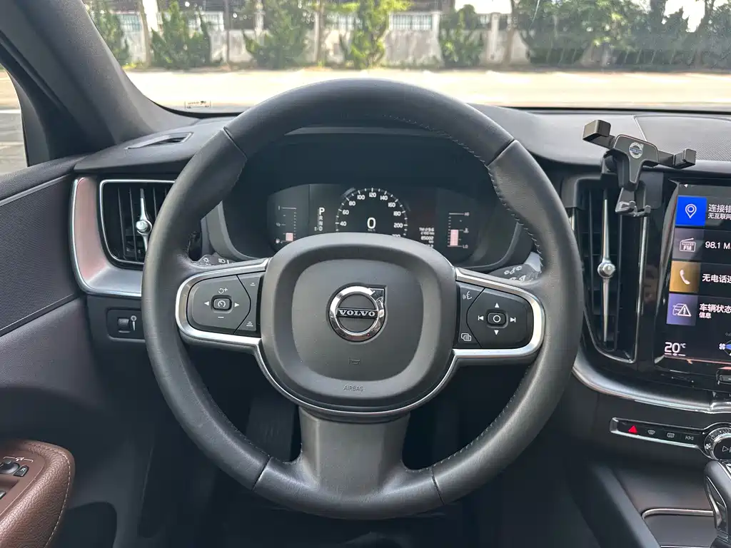 Volvo XC60 — фото 30