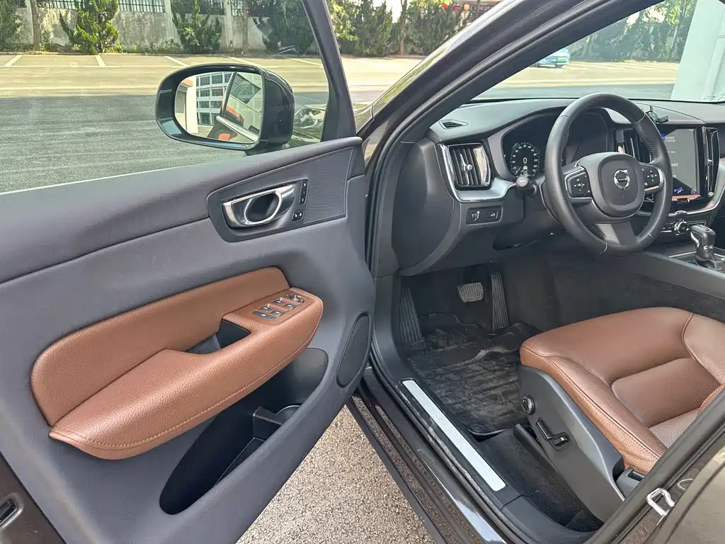 Volvo XC60 — фото 10