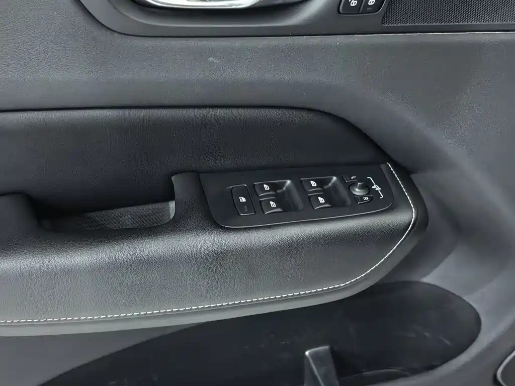 Volvo XC60 — фото 11