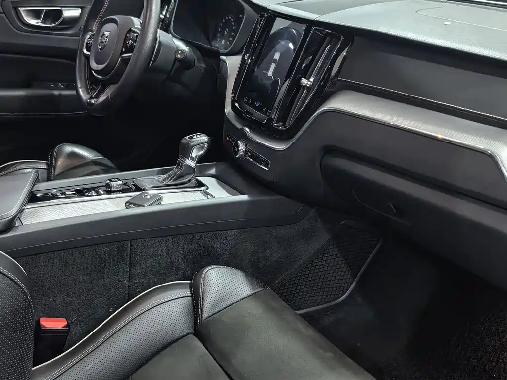 Volvo XC60 — фото 13