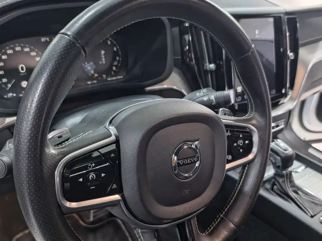 Volvo XC60 — фото 15