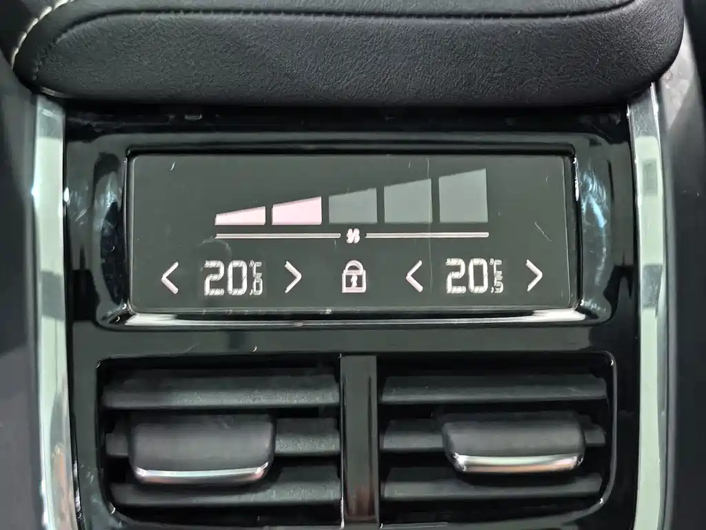 Volvo XC60 — фото 18