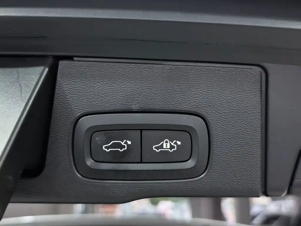 Volvo XC60 — фото 21