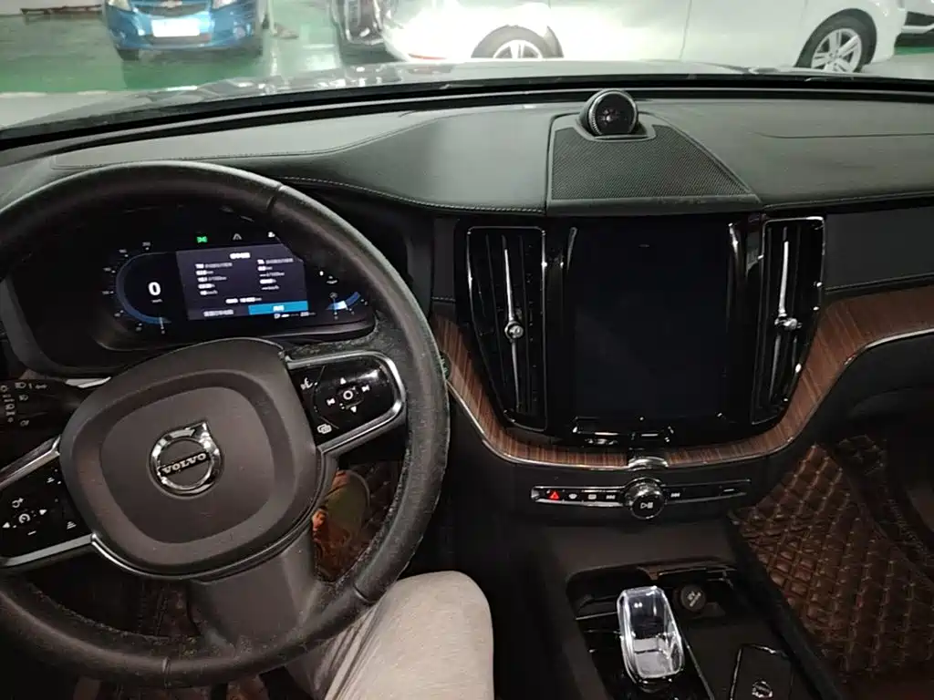 Volvo XC60 — фото 10