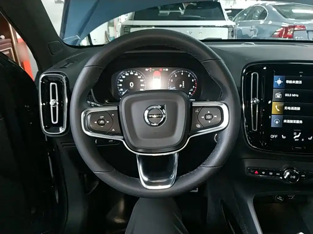 Volvo XC40 — фото 11