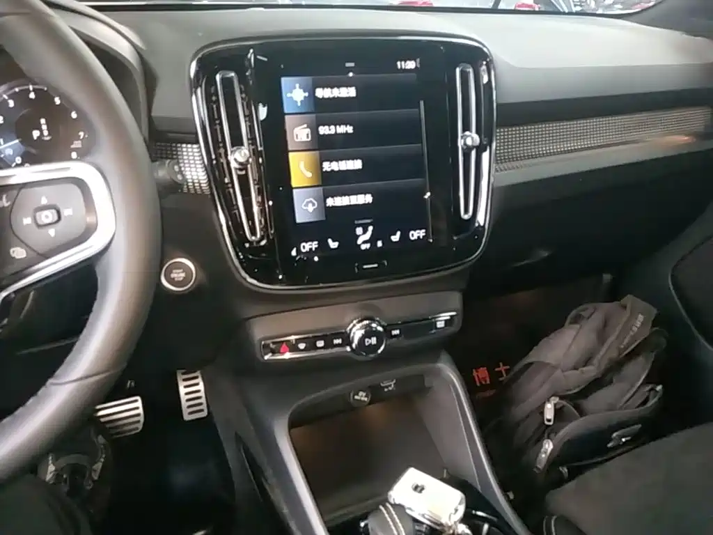Volvo XC40 — фото 13
