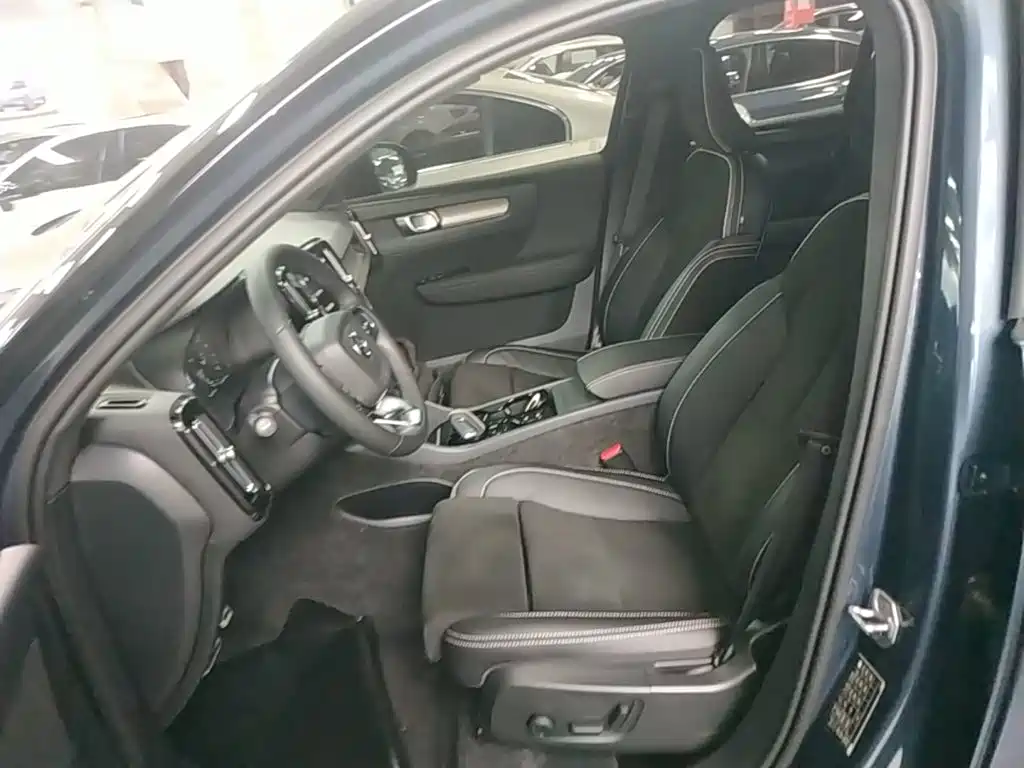 Volvo XC40 — фото 15