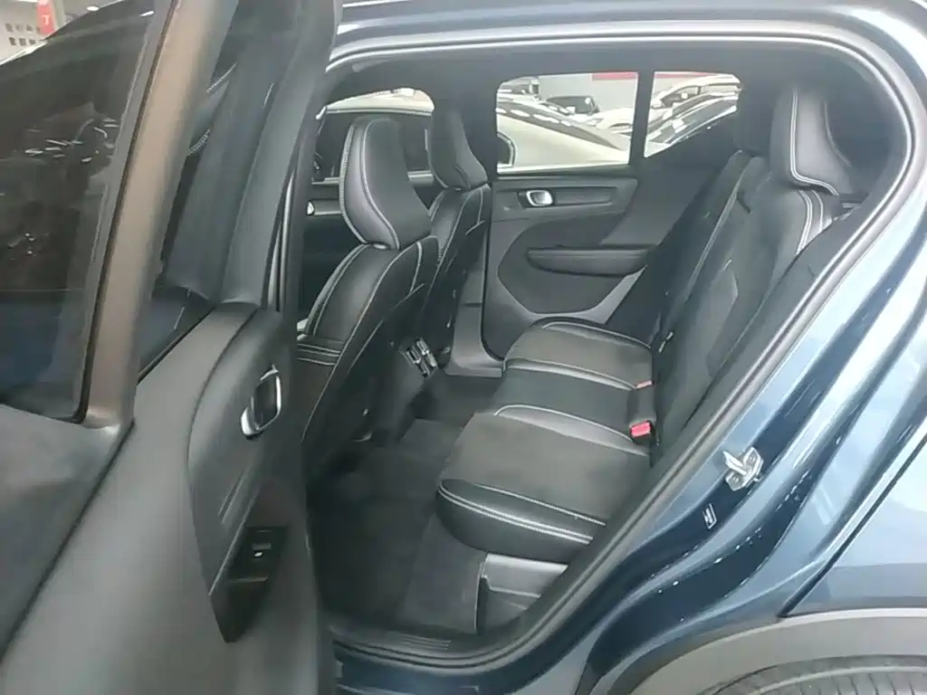 Volvo XC40 — фото 17