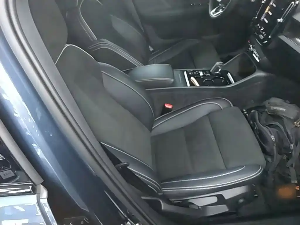 Volvo XC40 — фото 25