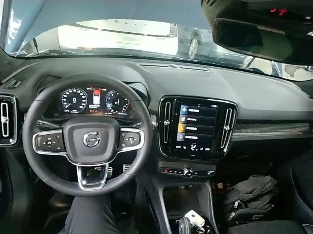Volvo XC40 — фото 10