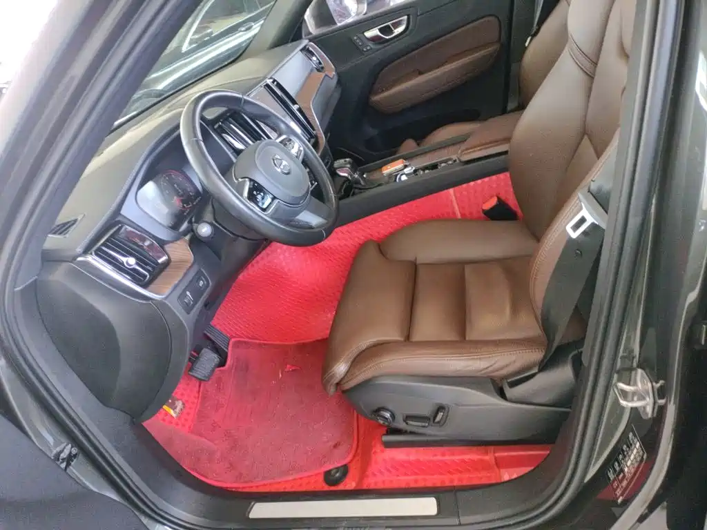 Volvo XC60 — фото 11