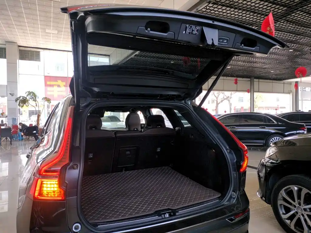 Volvo XC60 — фото 15